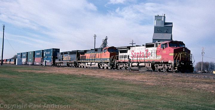 ATSF 911 at Glydon.jpg